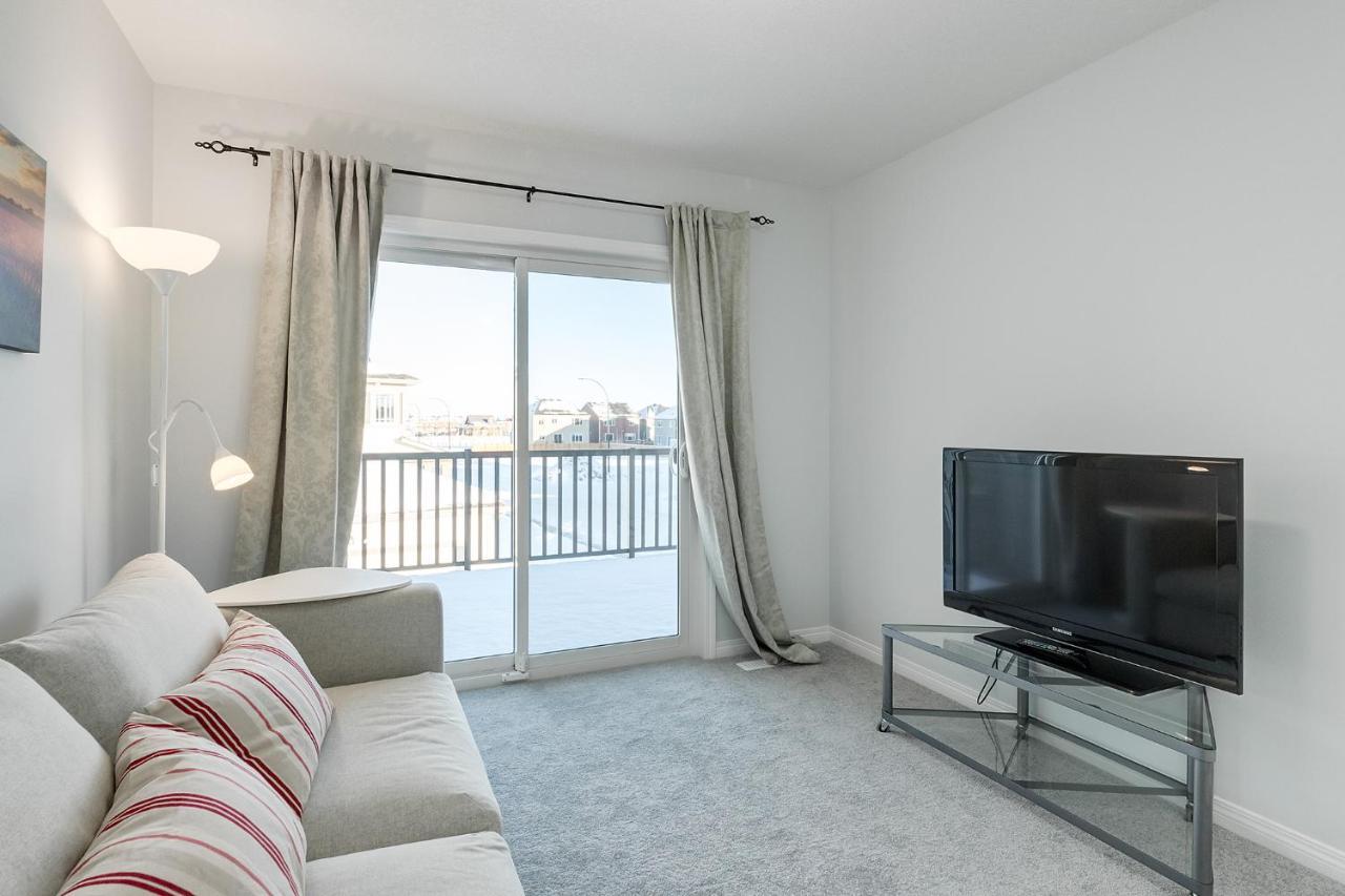 New Home With Ac, Patio And Netflix YYC Екстериор снимка