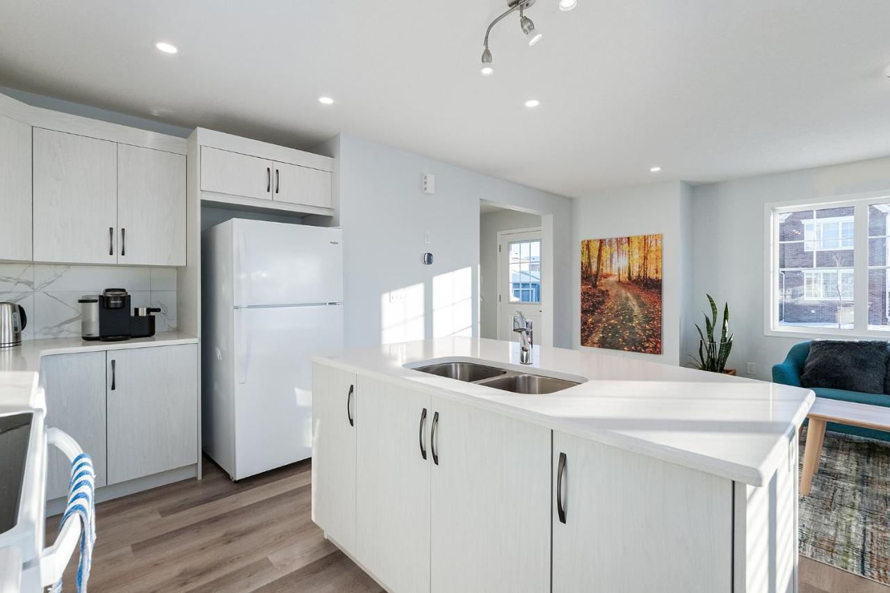 New Home With Ac, Patio And Netflix YYC Екстериор снимка